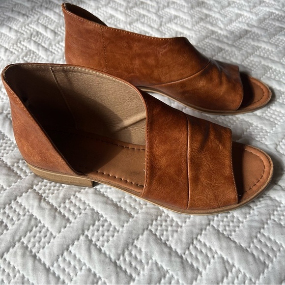 Catherine Malandrino Tan Leather Sandals - Picture 3 of 6